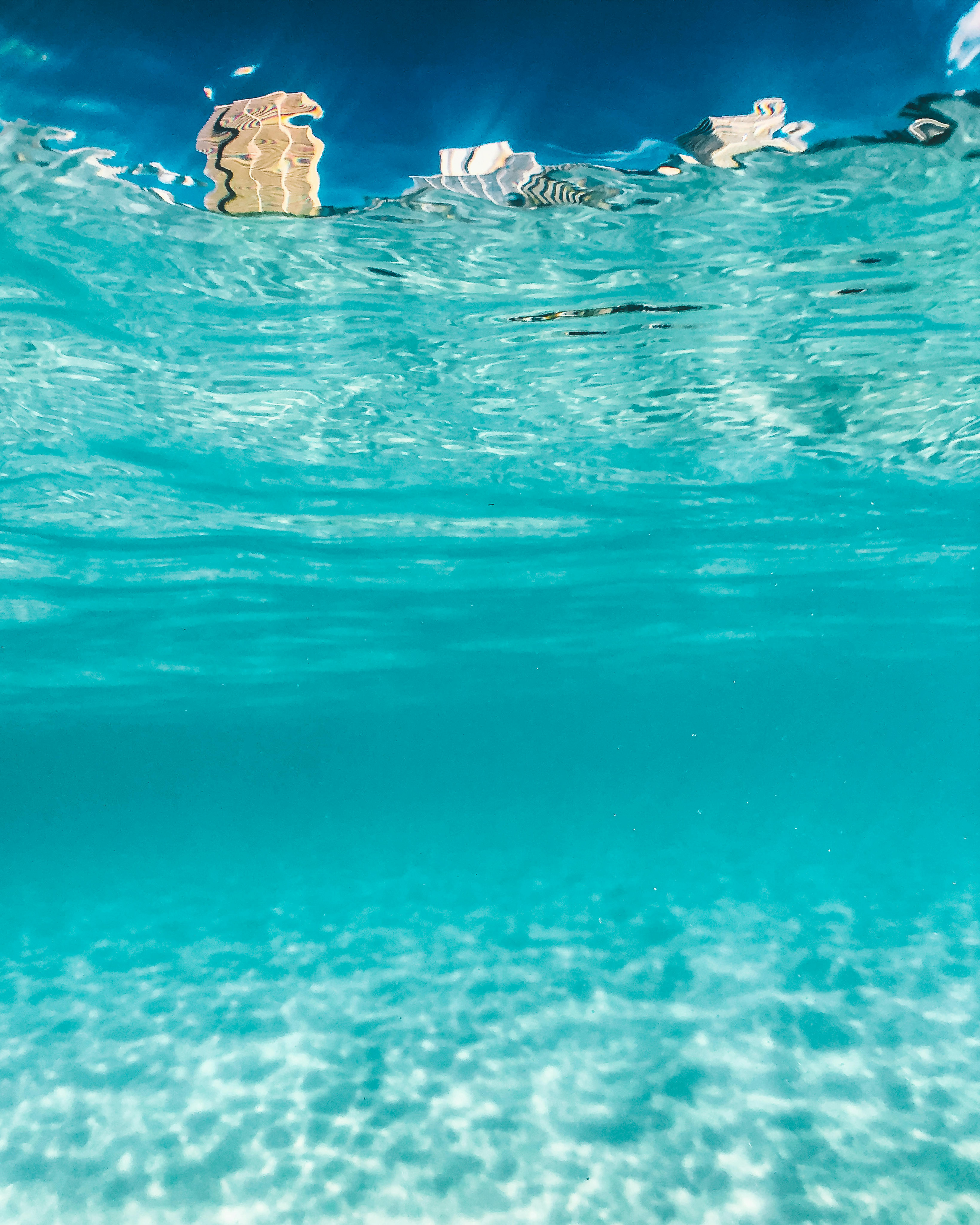 清澈的水下景象中，绿松石与蓝色光影交相辉映，营造出宁静的氛围