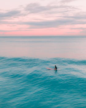 平静的海面上，日落天空美得令人惊叹，营造出宁静又充满冒险感的氛围