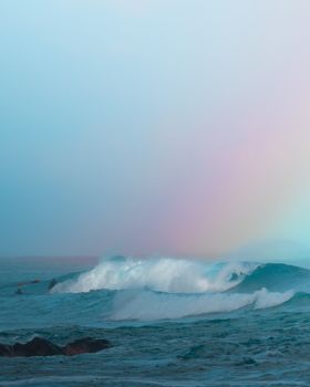 柔和的海浪与彩虹为宁静的海景增添了几分柔美
