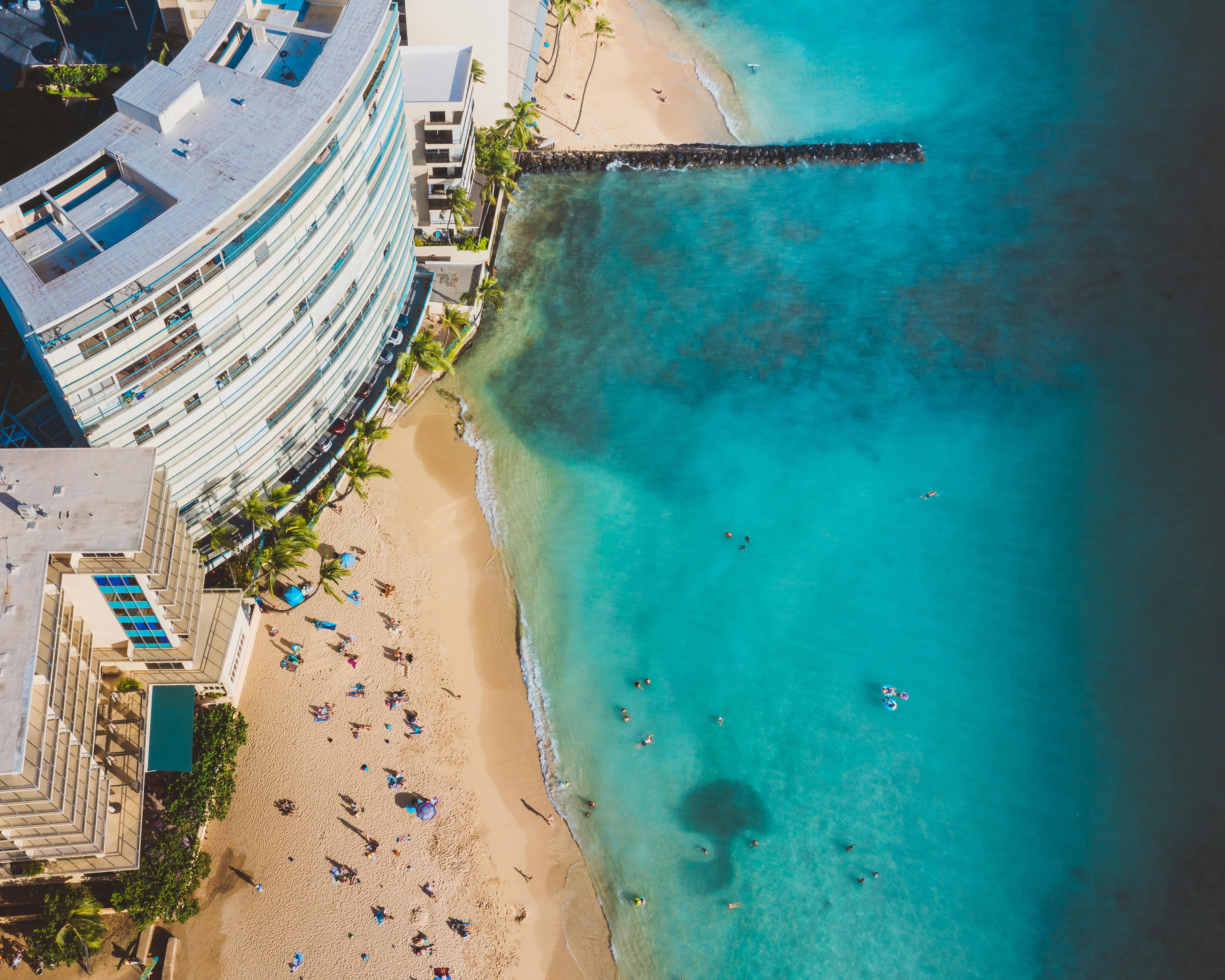 从空中俯瞰，海滩度假胜地令人惊叹，清澈的绿松石海水吸引着游客前来度过完美假期