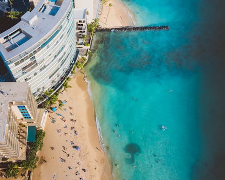 从空中俯瞰，海滩度假胜地令人惊叹，清澈的绿松石海水吸引着游客前来度过完美假期
