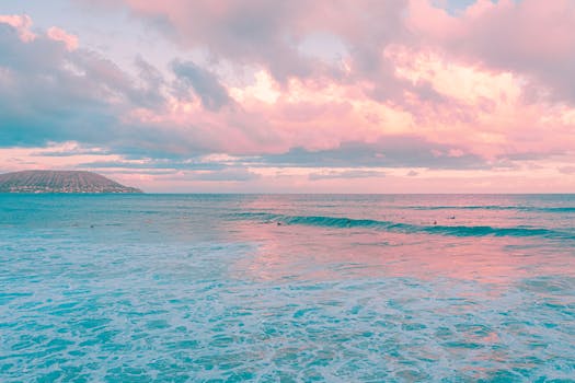 日落时分，粉红与蓝色调在海岛风光中交融，营造出宁静而热带的氛围