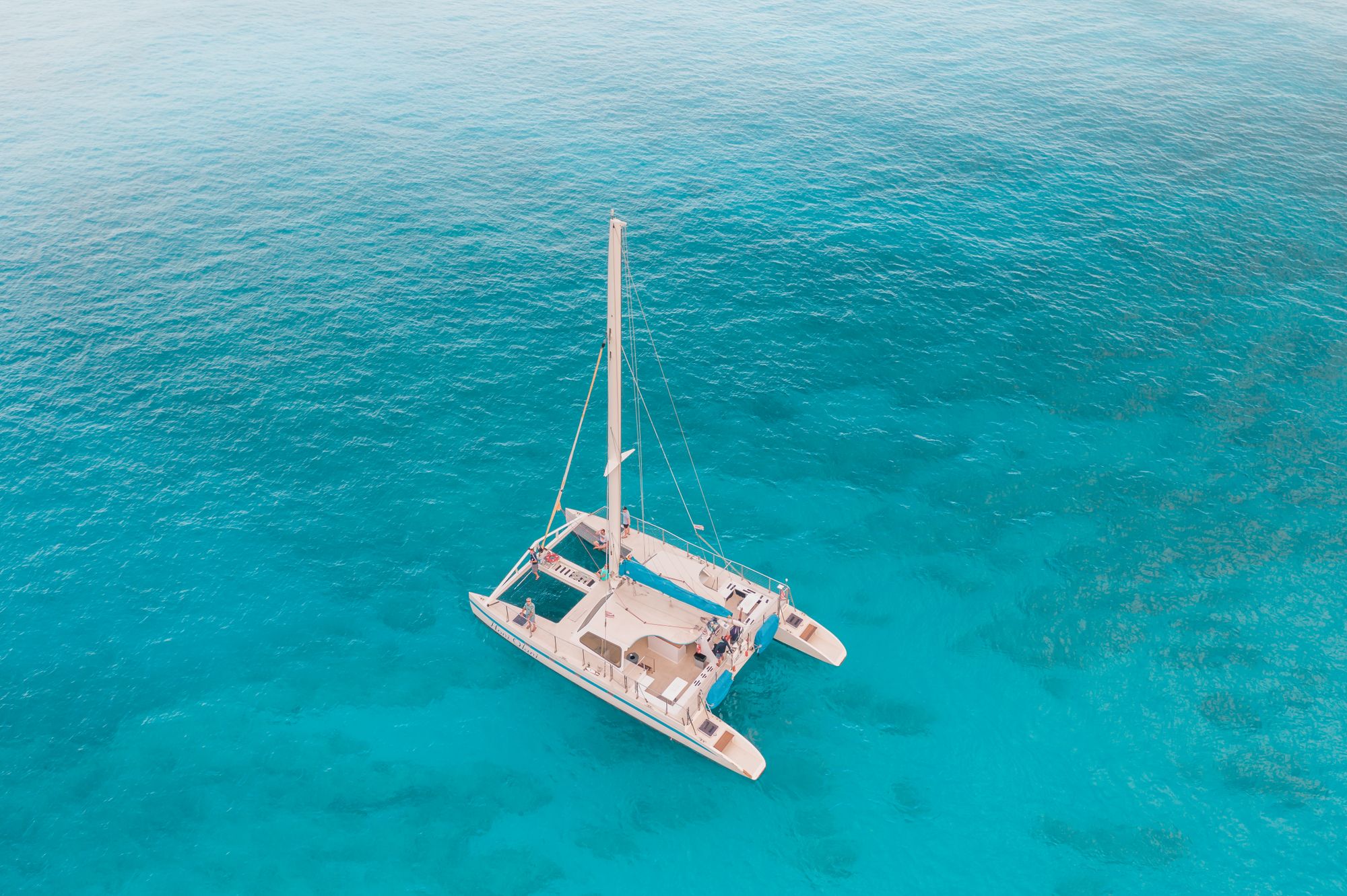 Yacht blanc en mer bleue