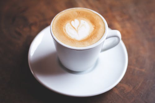 Foto stok gratis cangkir putih, cappuccino, kafe