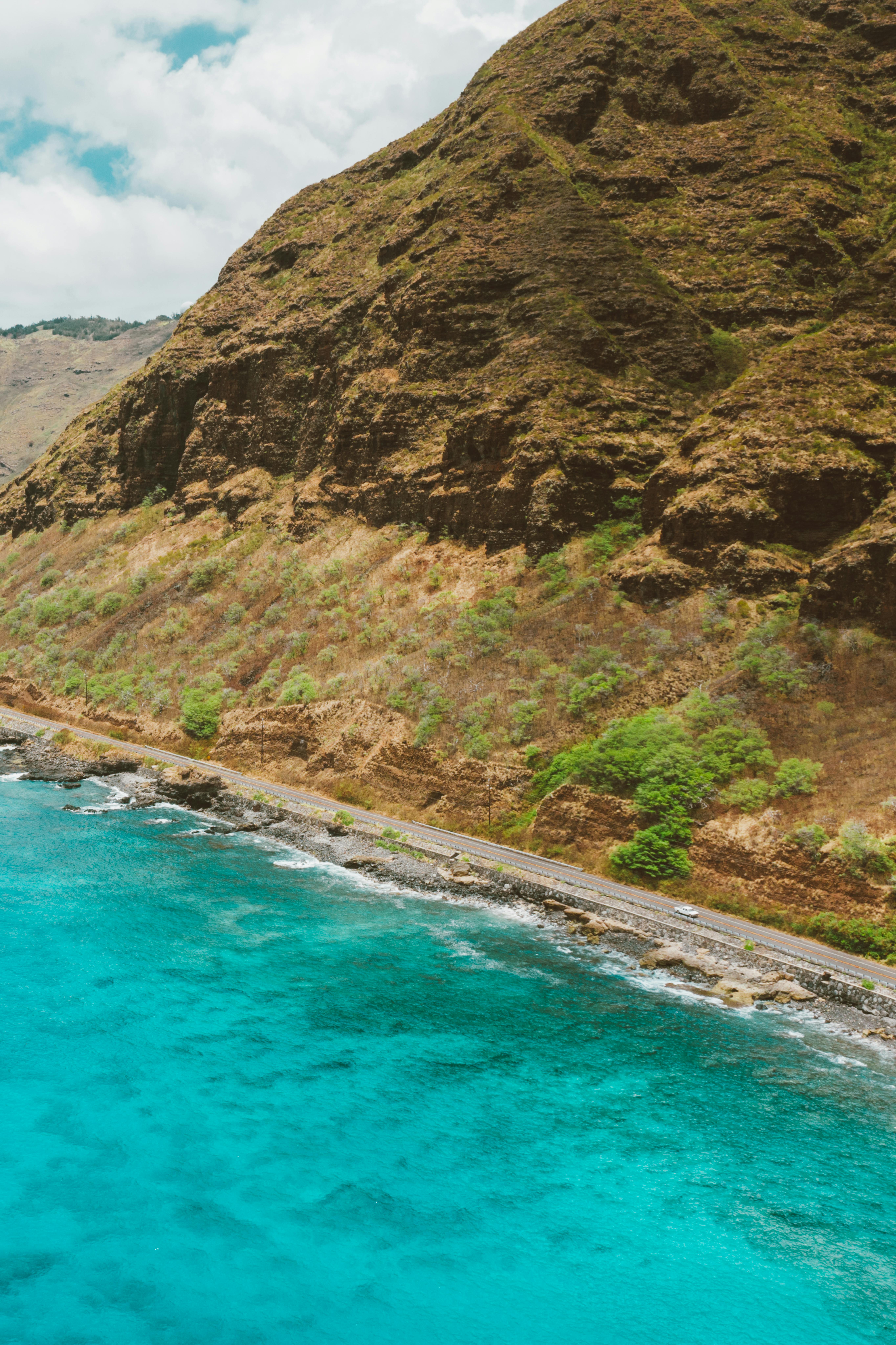 海滨道路沿着崎岖的山崖轮廓延伸，景色壮丽