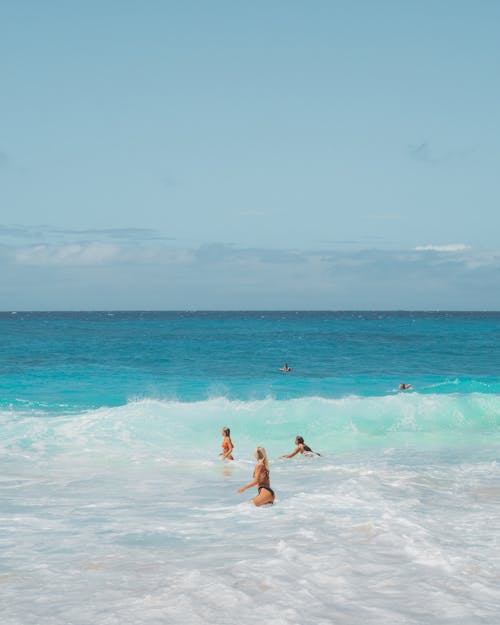 bikini, büyük dalgalar, dalgalar içeren Ücretsiz stok fotoğraf