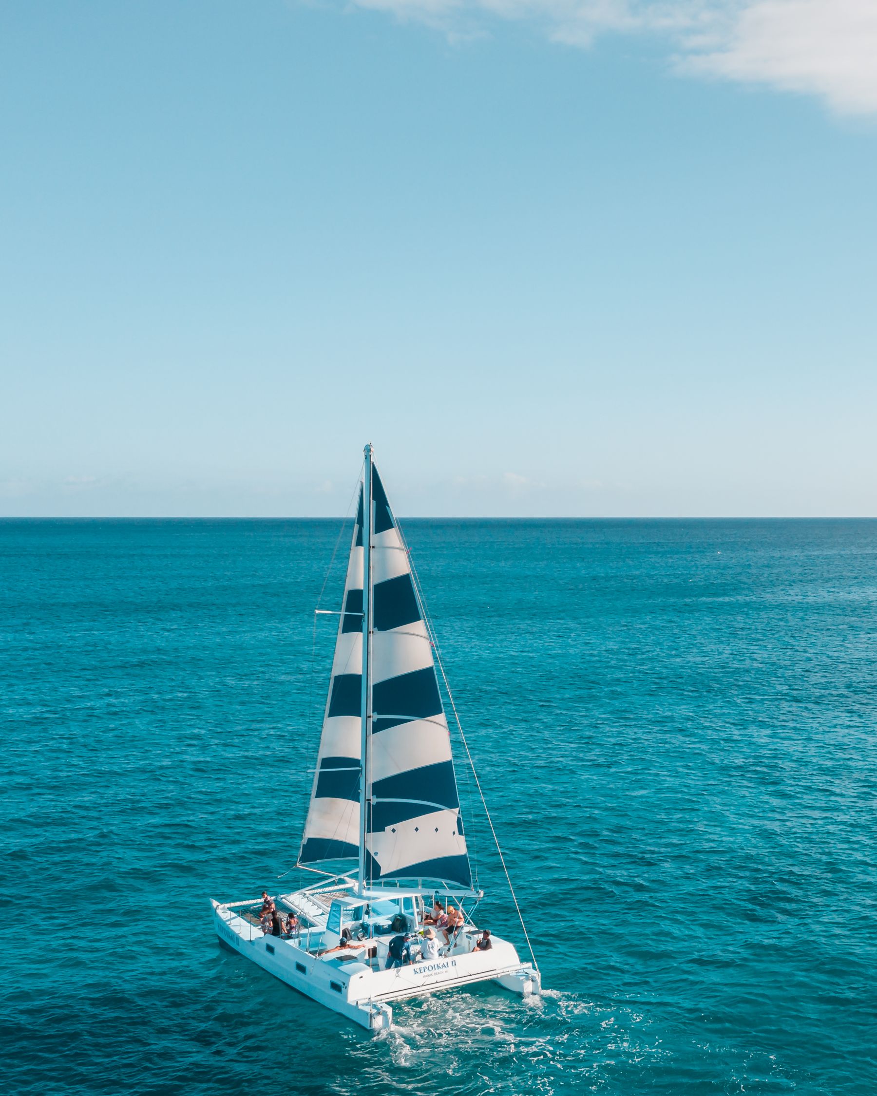 Passagers à bord d'un voilier sur une mer calme