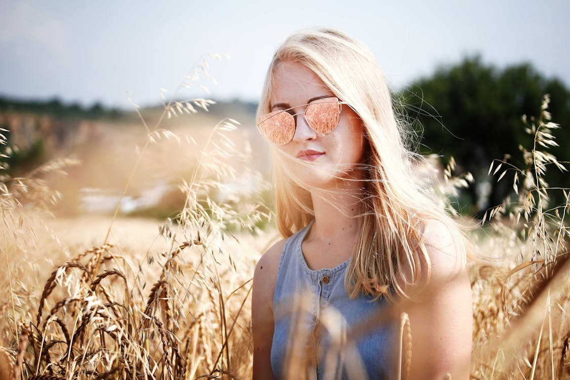 бесплатная Женщина в пшеничном поле Стоковое фото