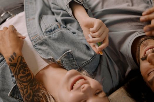 几个朋友躺下来，微笑着享受彼此的陪伴