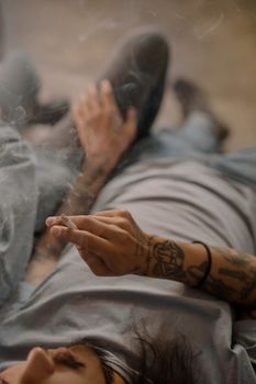 个人特写视图：在室内吸烟放松，拥抱休闲生活方式