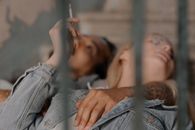 两个朋友悠闲地躺在楼梯上，享受着时光