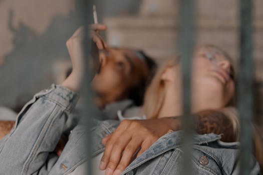 两个朋友悠闲地躺在楼梯上，享受着时光