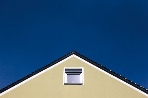 家, 屋根裏, 青空の無料の写真素材