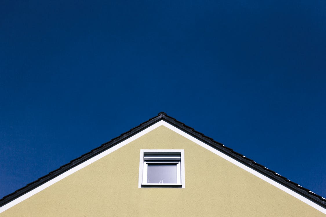 Gratis stockfoto met blauwe lucht, raam, vliering