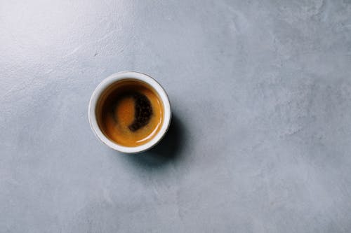 Tasse En Céramique Blanche Sur Textile Gris