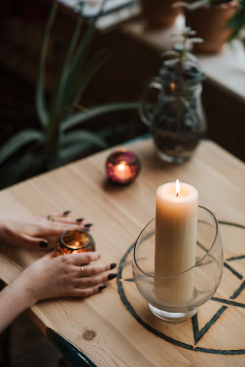 Colha A Cartomante Com Uma Vela Brilhante Na Mesa