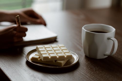 Crop Person Am Tisch Mit Schokolade Und Kaffee