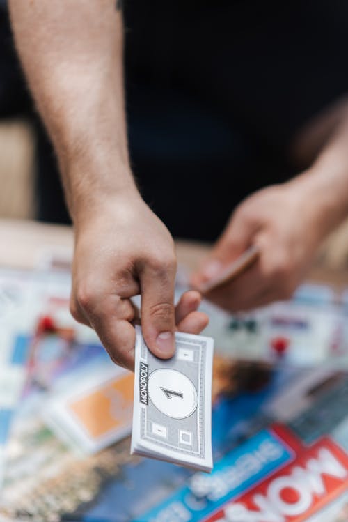 Close Up Foto Van Persoon Die Nep Monopoliegeld Uitdeelt