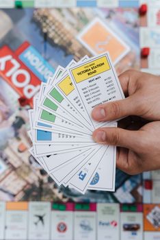 在棋盘游戏中，匿名玩家从上方取出一套带有信息的纸牌