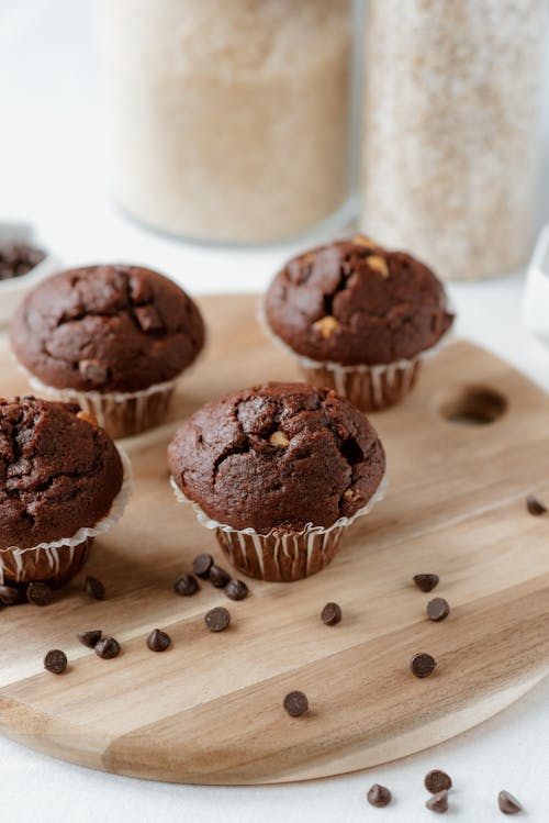 Muffins Dulces De Chocolate Sobre Tabla De Madera Cerca De Granos De Café