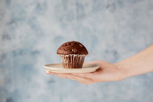 Mujer Sosteniendo Delicioso Muffin De Chocolate En Placa