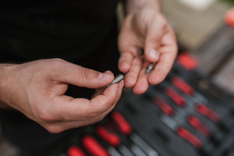 Inginer efectuează audit tehnic