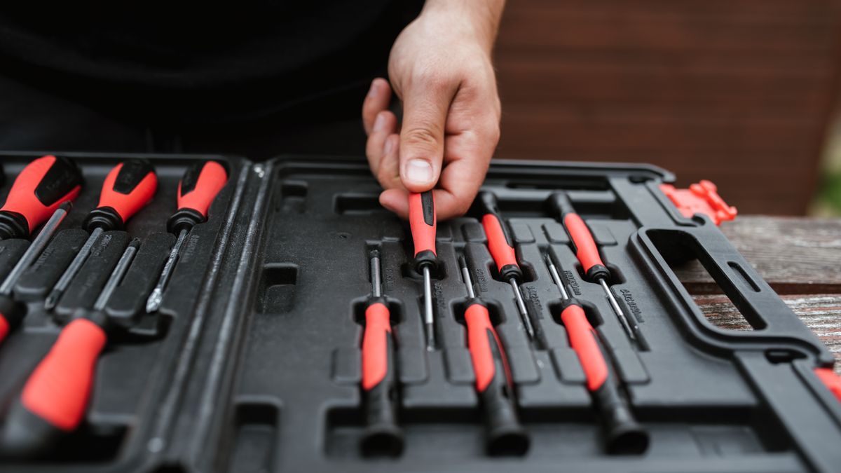 Choix d'un tournevis dans une trousse à outils