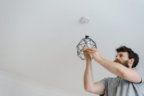 Uomo Che Avvita La Lampadina Nella Lampada