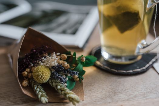 一杯温暖的花草茶配上精致的干花花束，营造出舒适的氛围