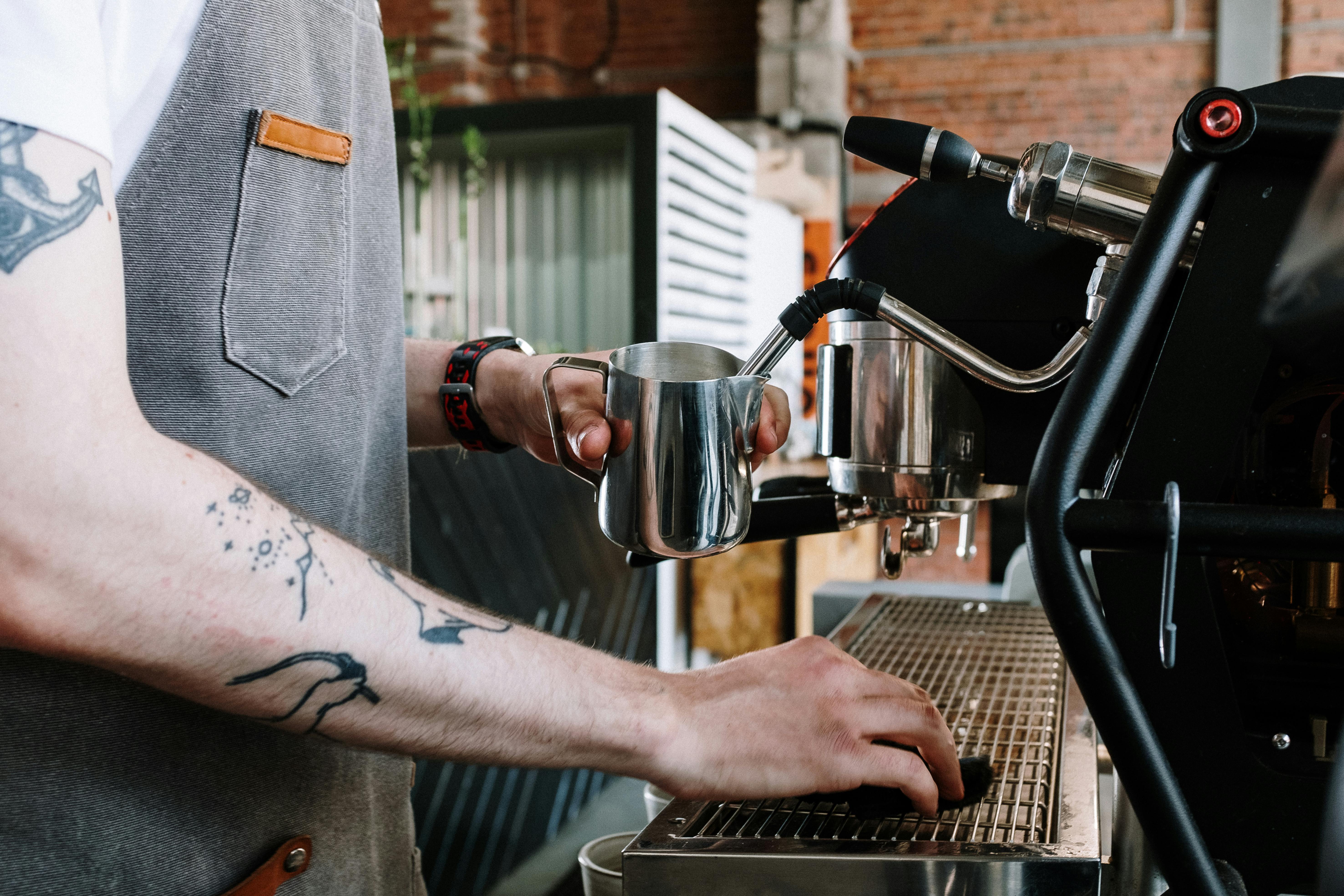 Immagini Stock - Il Barista Sta Usando Un Pressino Per Premere Il Caffè  Mattutino Appena Macinato. Image 134397821