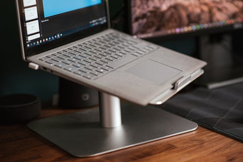 Moderner Laptop Auf Ständer Auf Schreibtisch Gestellt