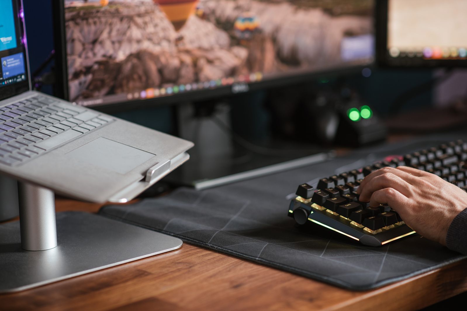 Mesa com MacBook exibindo tela do macOS 27