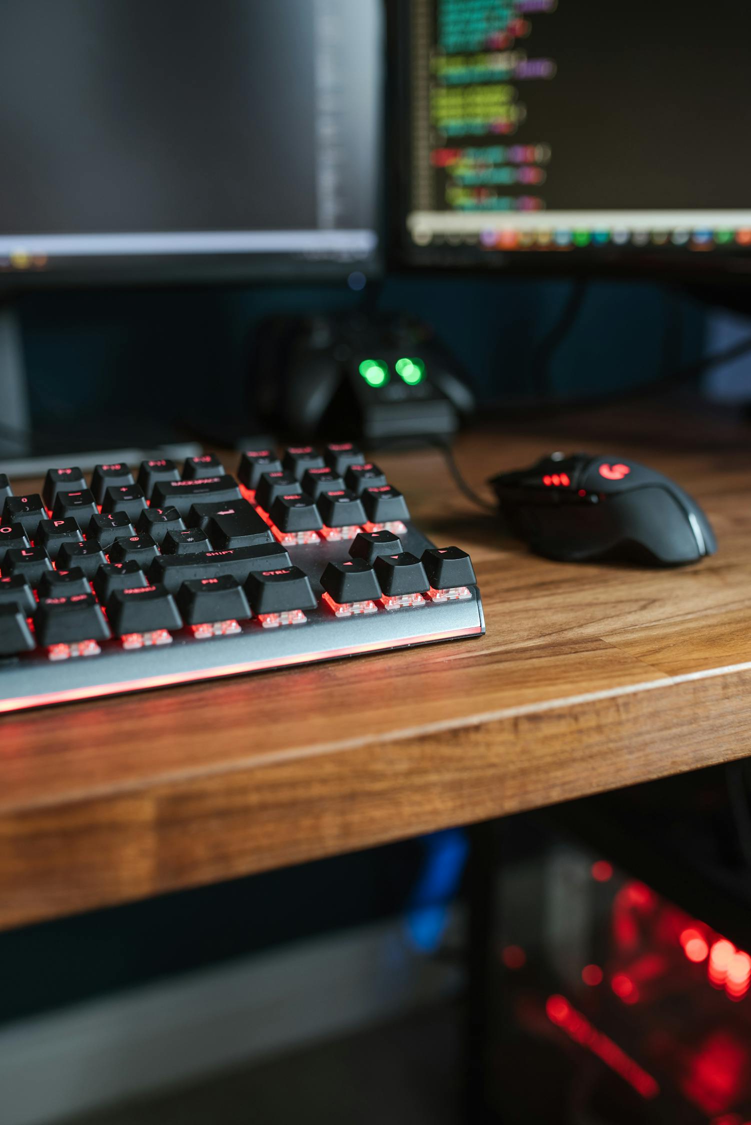 Modern computer monitor with keyboard and mouse · Free Stock Photo