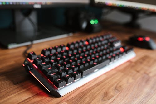 Keyboard Modern Di Meja Kayu Dekat Mouse