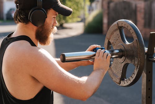 Crop Hipster Sportif Préparant Des Haltères Avant De Faire De L'exercice Dans La Rue