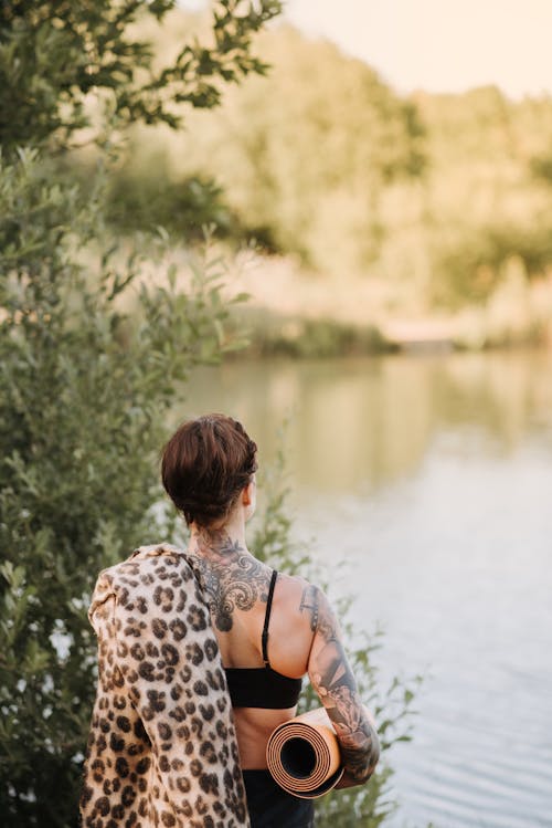 Femme Tatouée Sans Visage Avec Plaid Contre Le Lac