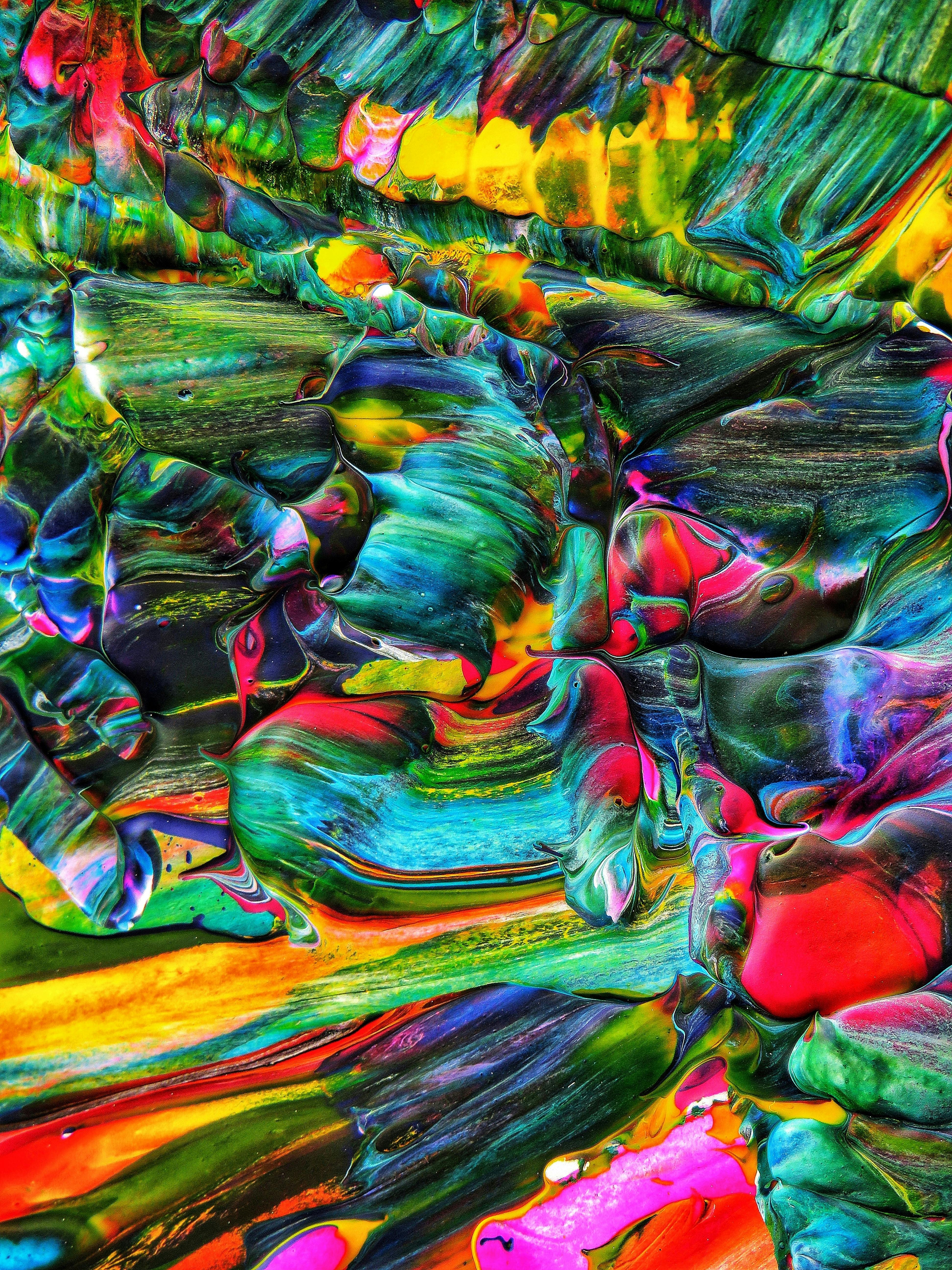 色彩缤纷的丙烯酸颜料以抽象形式创造出富有动感的生动纹理