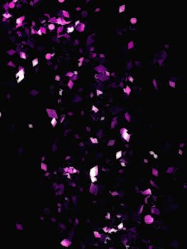 深色背景上，动感的紫色五彩纸屑散布其间，营造出节日与现代交融的氛围