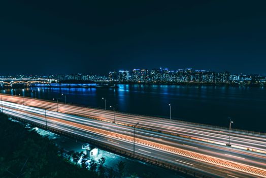 从高空俯瞰，夜间高速公路上城市灯光的轨迹令人惊叹，这反映了城市生活的面貌
