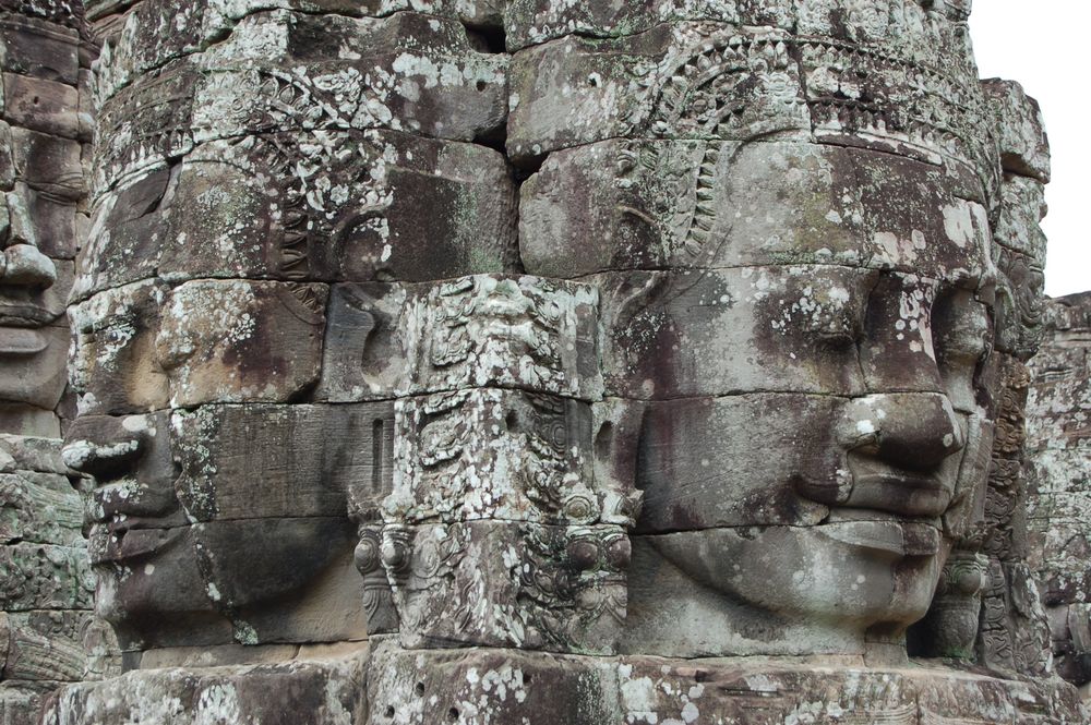 Detalle de las caras de piedra talladas en una torre del templo Bayon