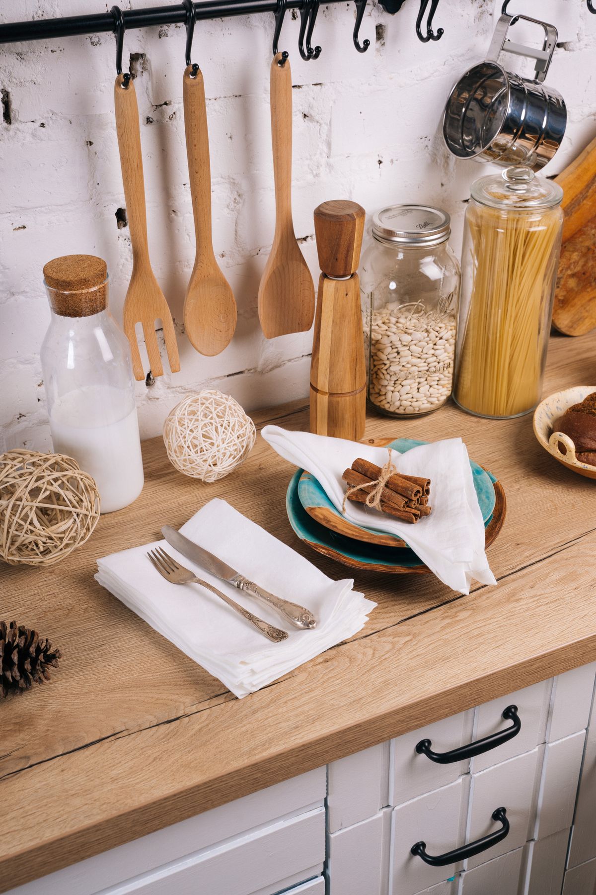 Utensilios de cocina de madera colgados sobre una encimera