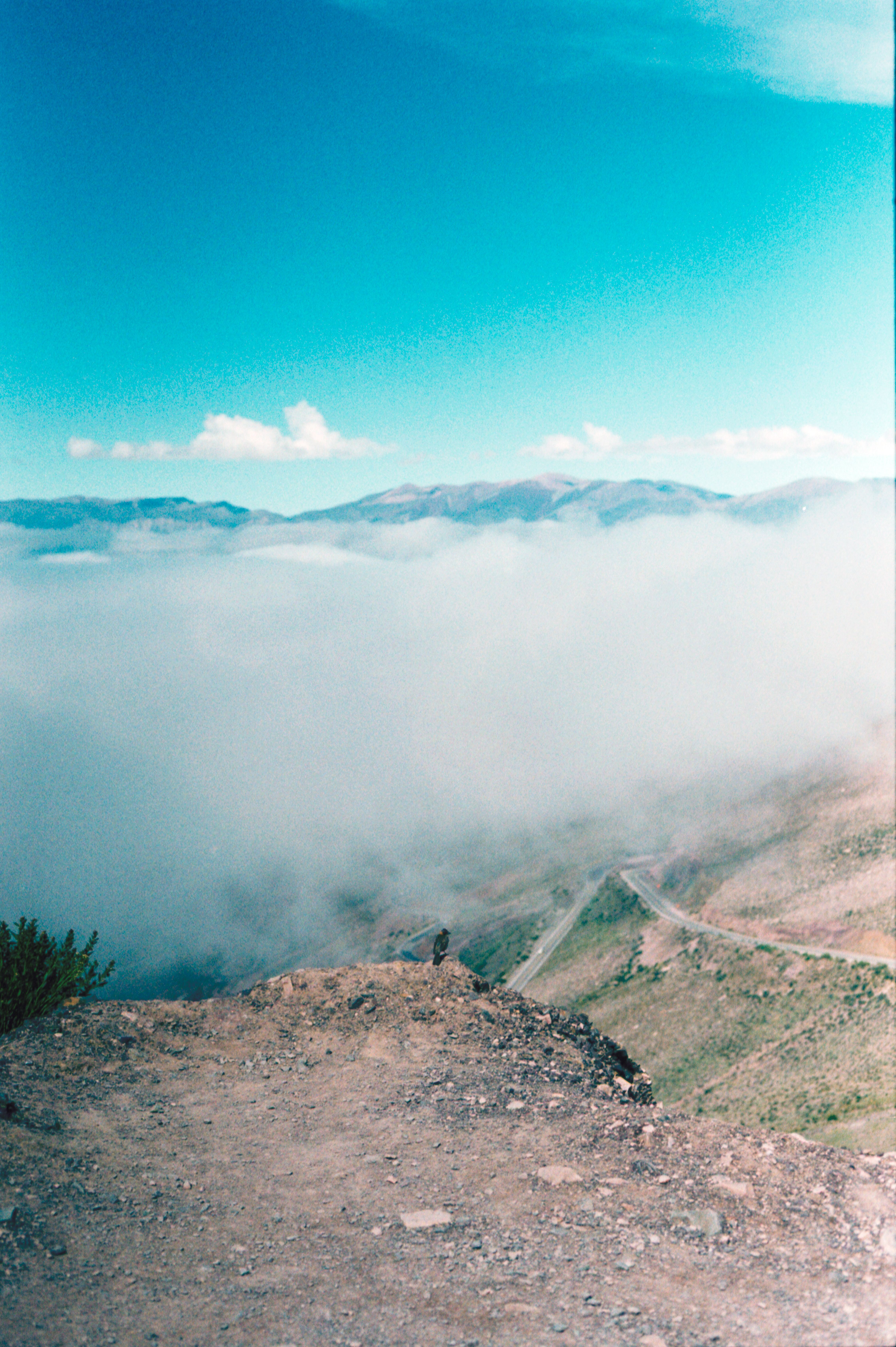 在阿根廷的荒野，可以欣赏山与云彩的风景