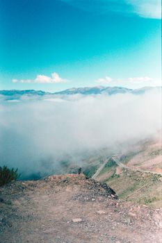 在阿根廷的荒野，可以欣赏山与云彩的风景