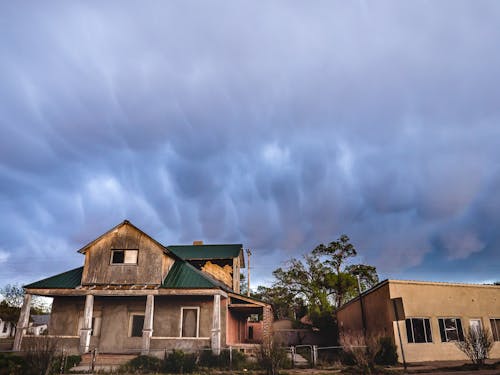 Photos gratuites de ciel sombre, contre-plongée, maisons