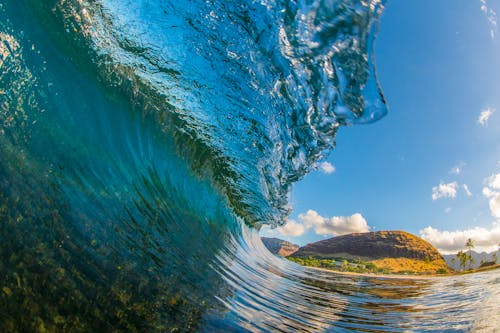 Free Low Angle Shot of Big Waves in the Ocean Stock Photo