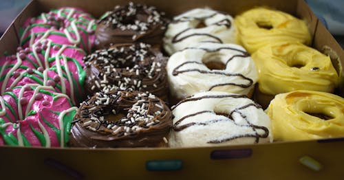 Gratis stockfoto met bruine doos, donuts, gebak