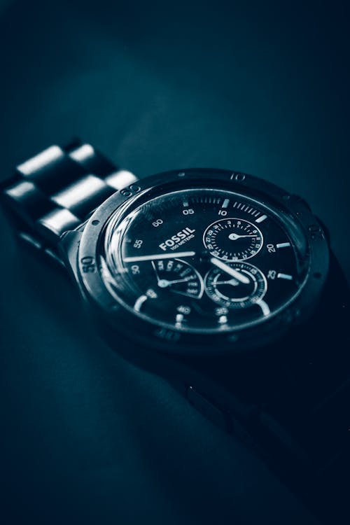 Darmowe zdjęcie z galerii z chronograf, czarne tło, czarny zegarek