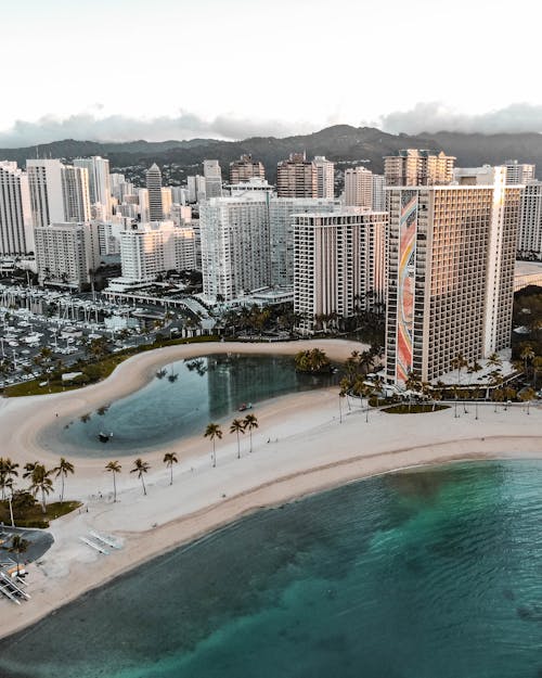 binalar, deniz kıyısı, drone çekimi içeren Ücretsiz stok fotoğraf