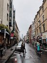 德国科隆的街景展示了行人和历史建筑