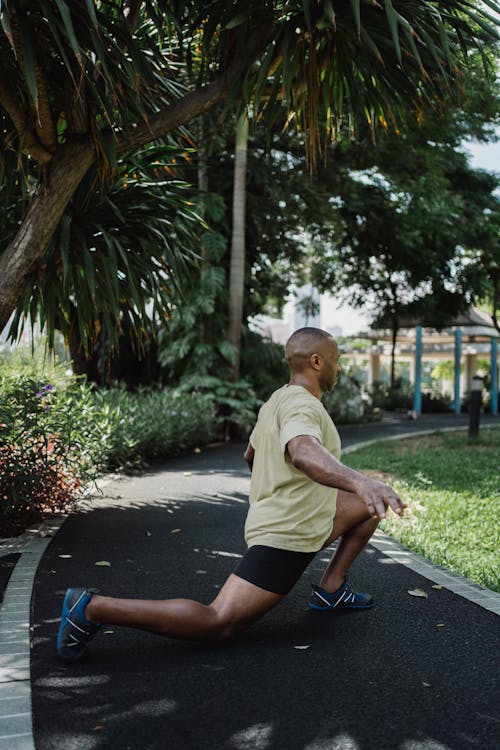 Gratis stockfoto met Afro-Amerikaanse man, benen, bomen